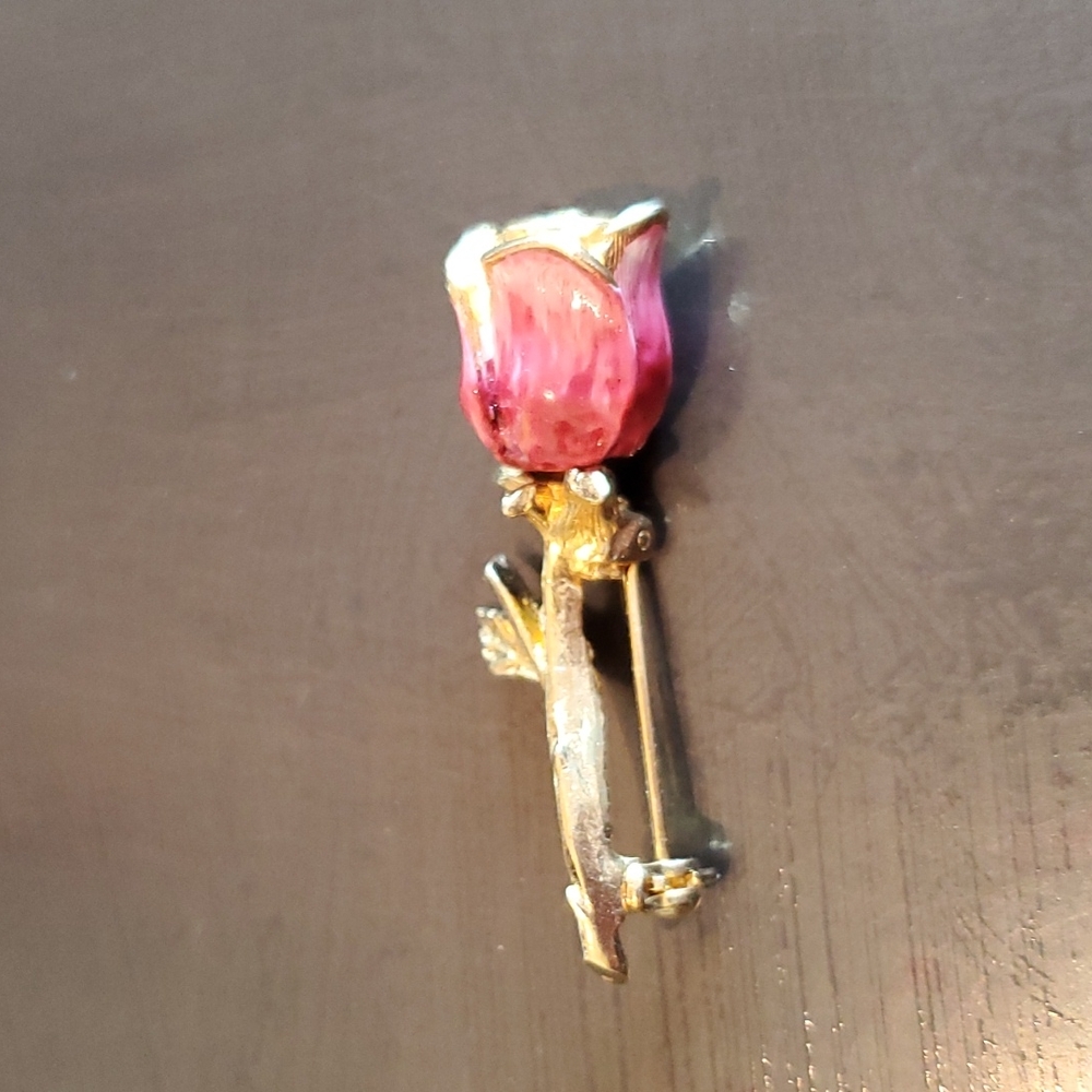 Rose lapel pin. - BROOCH